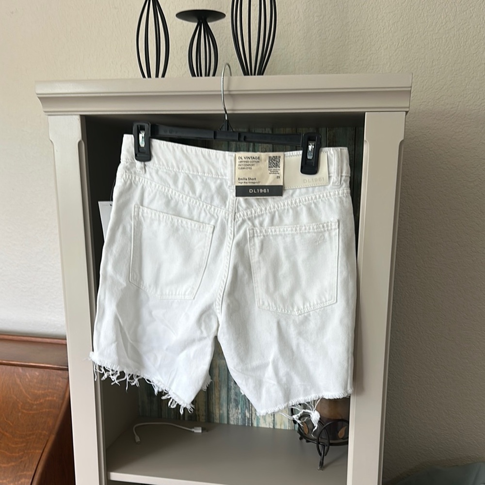 DL1961 White Jean Shorts Relaxed Fit - Picture 2 of 2